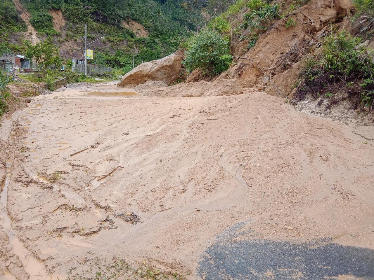 Cảnh người dân Quảng Nam gấp rút khắc phục hậu quả mưa lũ