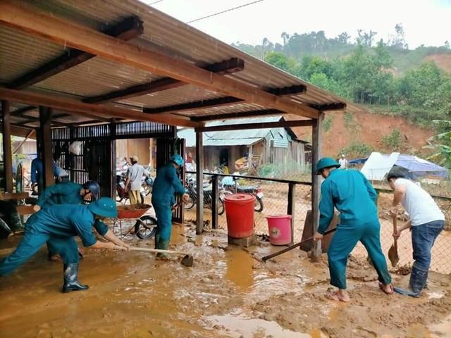Cảnh người dân Quảng Nam gấp rút khắc phục hậu quả mưa lũ