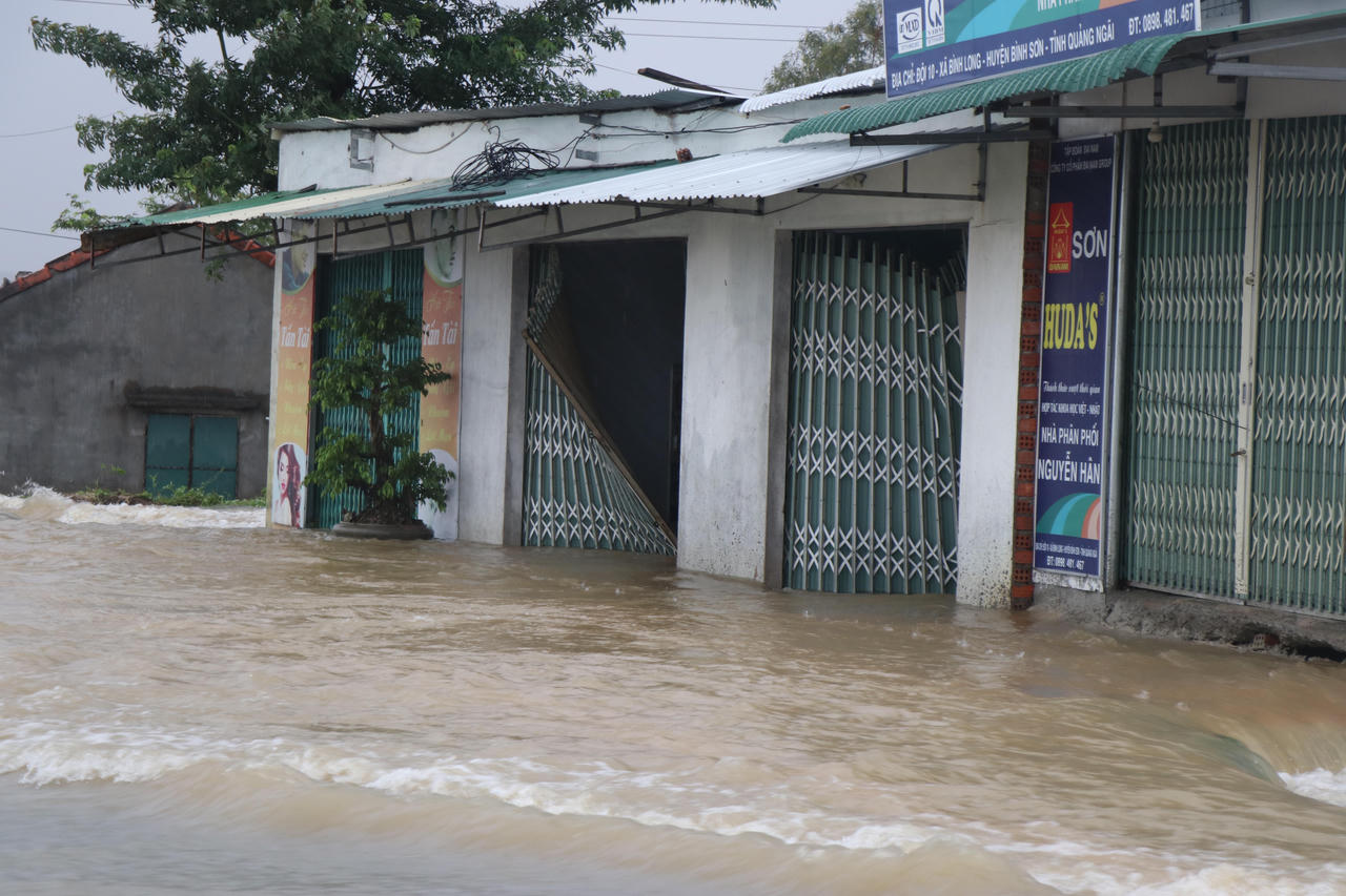 Mưa lớn gây ngập, sạt lở chia cắt nhiều nơi tại huyện Bình Sơn