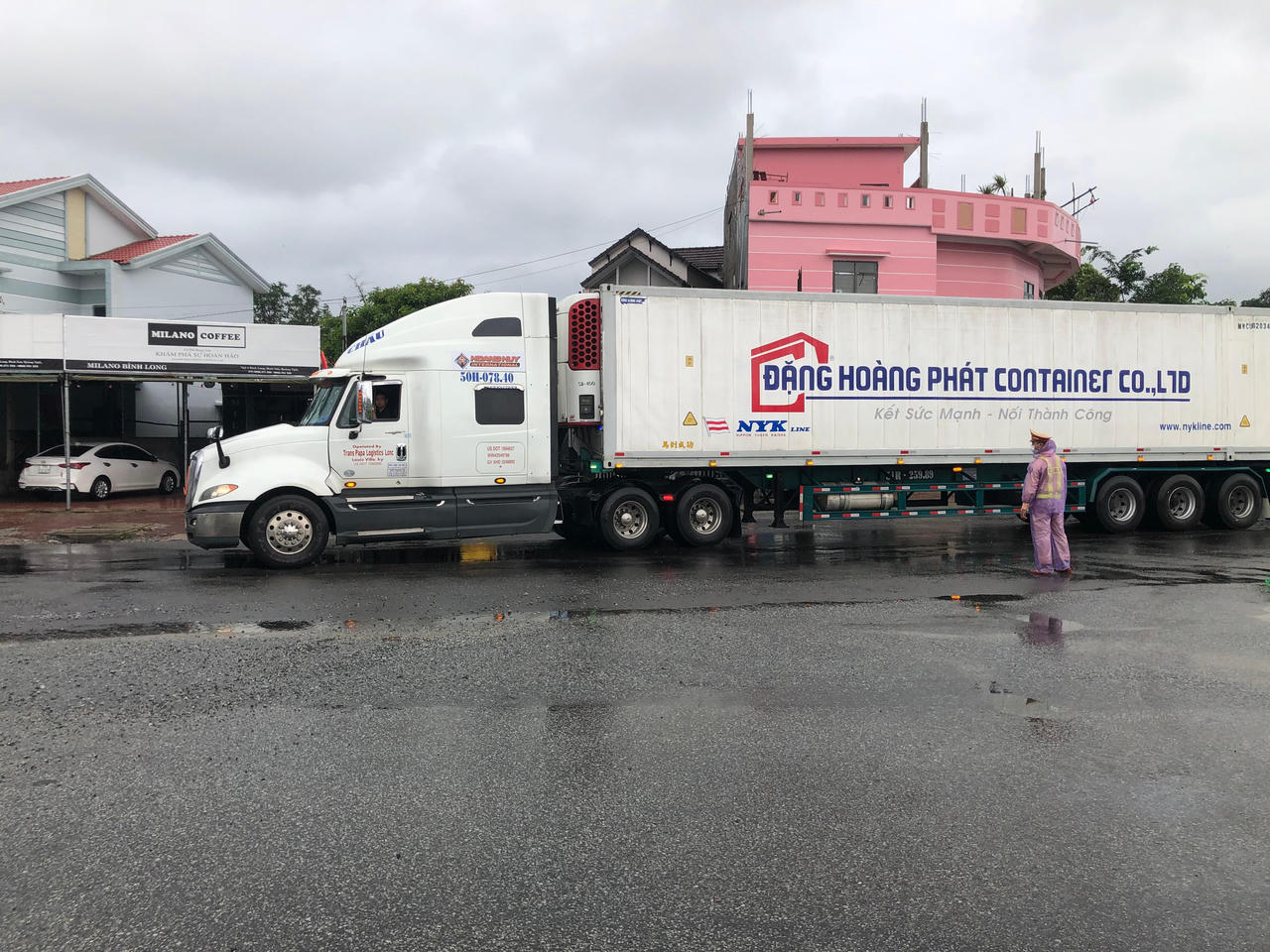 Mưa lớn gây ngập, sạt lở chia cắt nhiều nơi tại huyện Bình Sơn