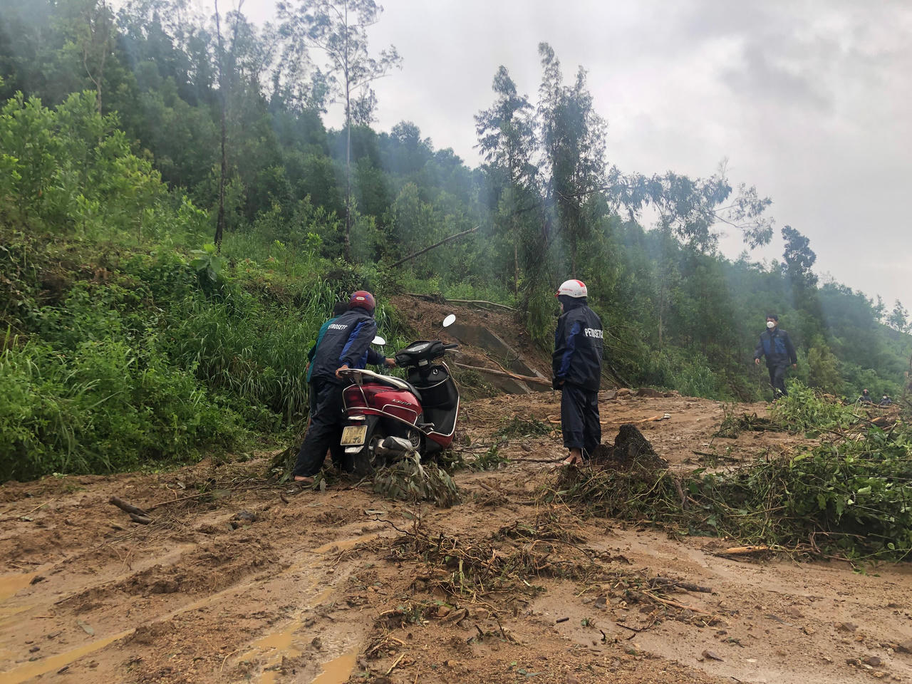 Mưa lớn gây ngập, sạt lở chia cắt nhiều nơi tại huyện Bình Sơn