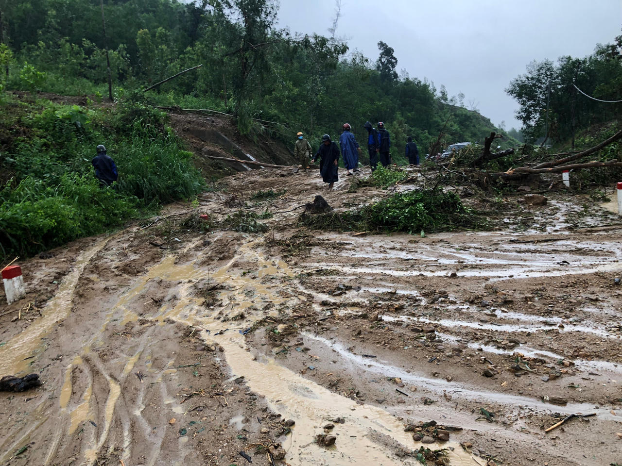 Người dân vùng rốn lũ Quảng Ngãi tất bật sau nước rút