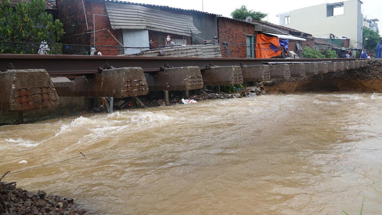 Hơn 50 công nhân ngày đêm khắc phục đường ray xe lửa bị lũ gây xói lở