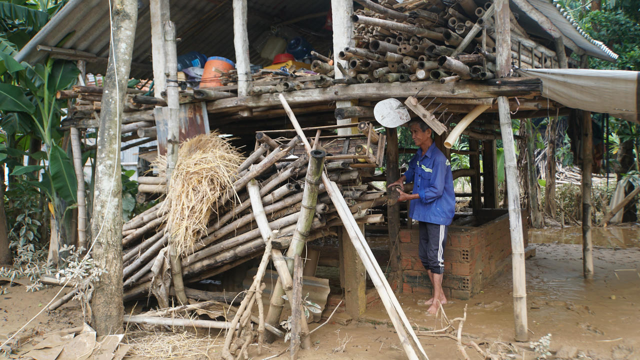 Người dân vùng rốn lũ Quảng Ngãi tất bật sau nước rút
