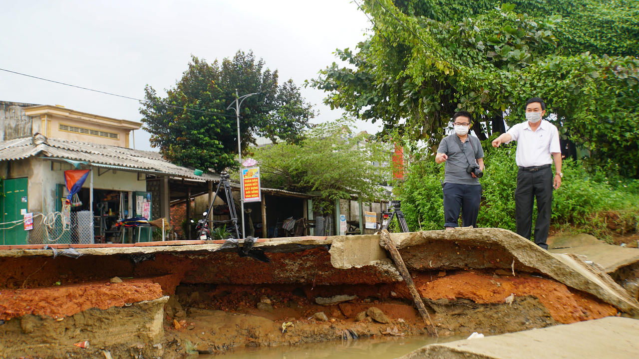 Người dân vùng rốn lũ Quảng Ngãi tất bật sau nước rút