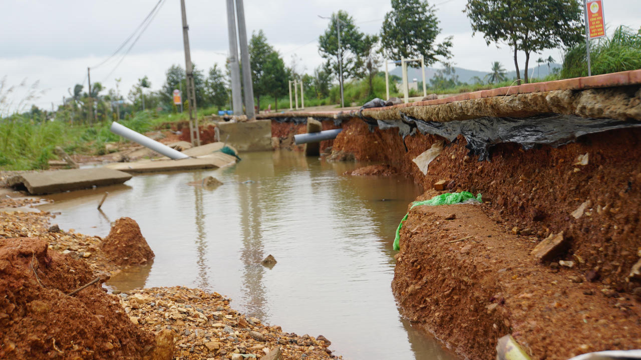 Người dân vùng rốn lũ Quảng Ngãi tất bật sau nước rút