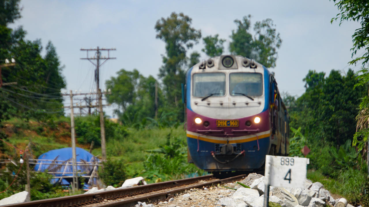 Hơn 50 công nhân ngày đêm khắc phục đường ray xe lửa bị lũ gây xói lở