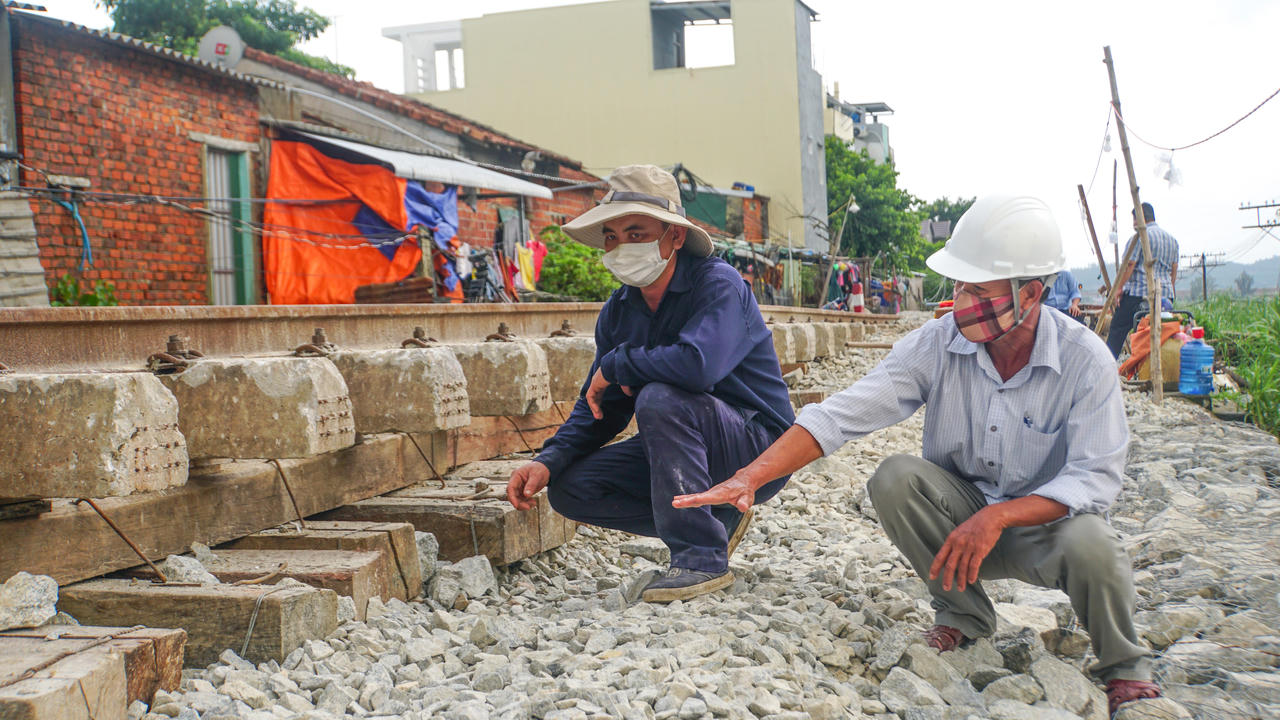 Hơn 50 công nhân ngày đêm khắc phục đường ray xe lửa bị lũ gây xói lở