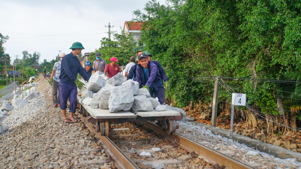 Hơn 50 công nhân ngày đêm khắc phục đường ray xe lửa bị lũ gây xói lở