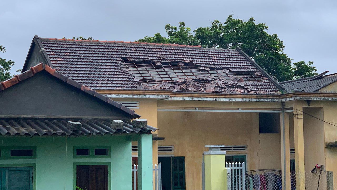 Quảng Ngãi: Mưa lớn kèm lốc xoáy làm hư hại hàng chục nhà dân 