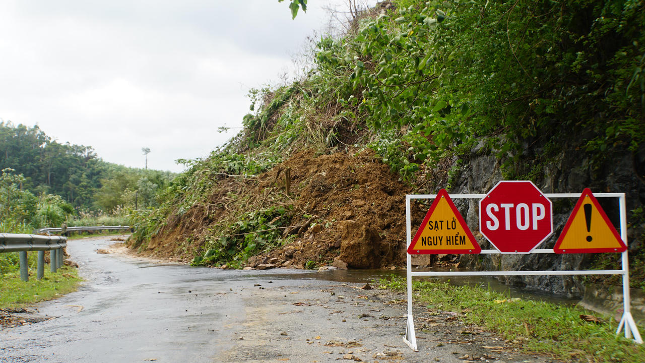Quảng Ngãi: Sạt lở nghiêm trọng ở miền núi Trà Bồng