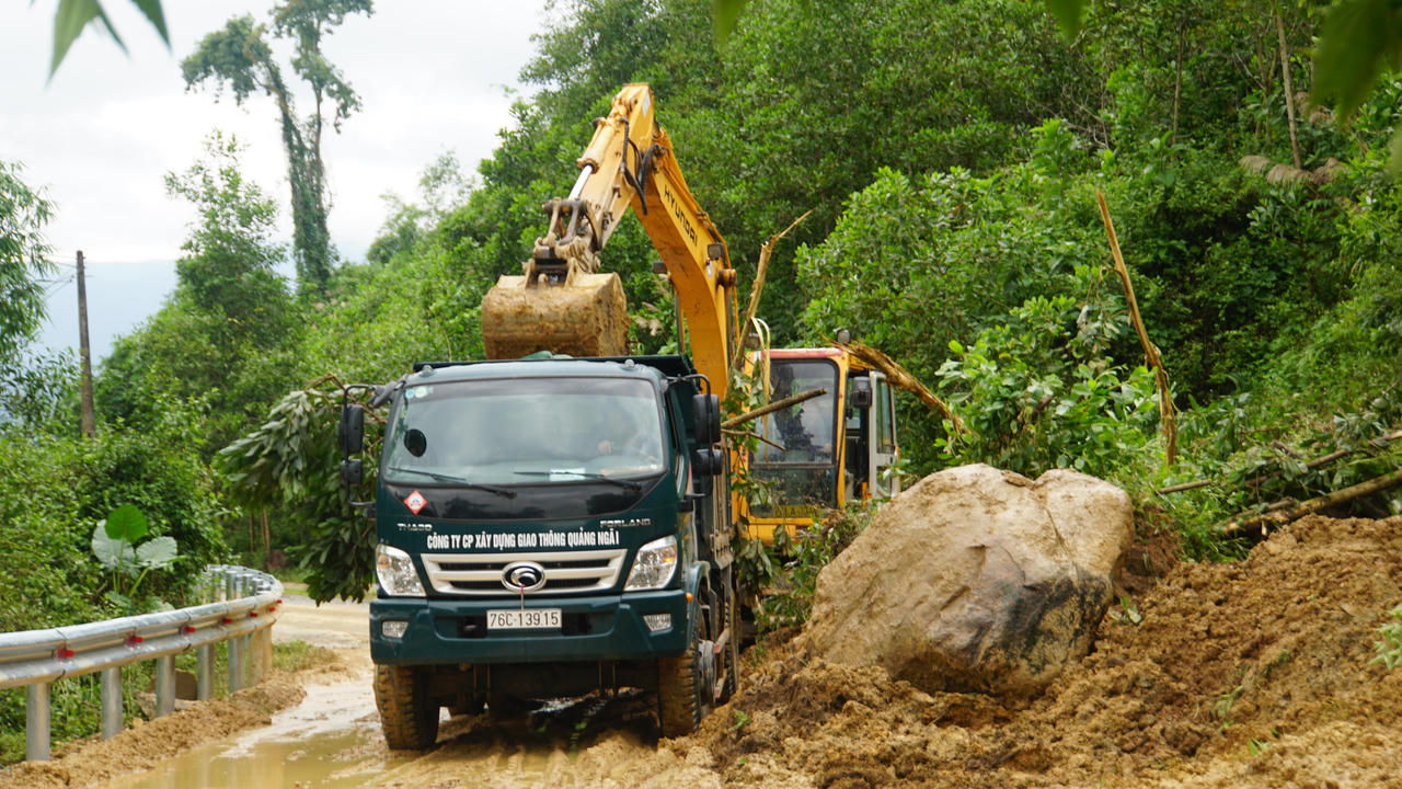Quảng Ngãi: Sạt lở nghiêm trọng ở miền núi Trà Bồng