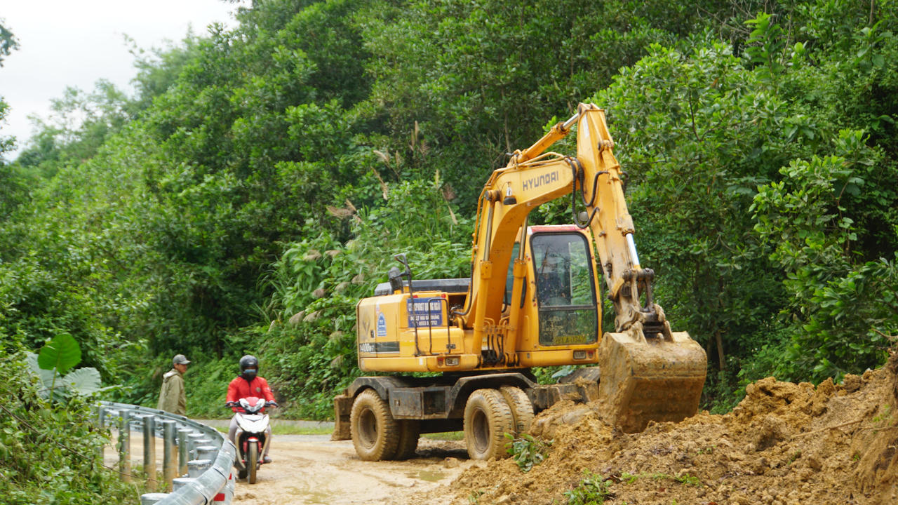 Quảng Ngãi: Sạt lở nghiêm trọng ở miền núi Trà Bồng