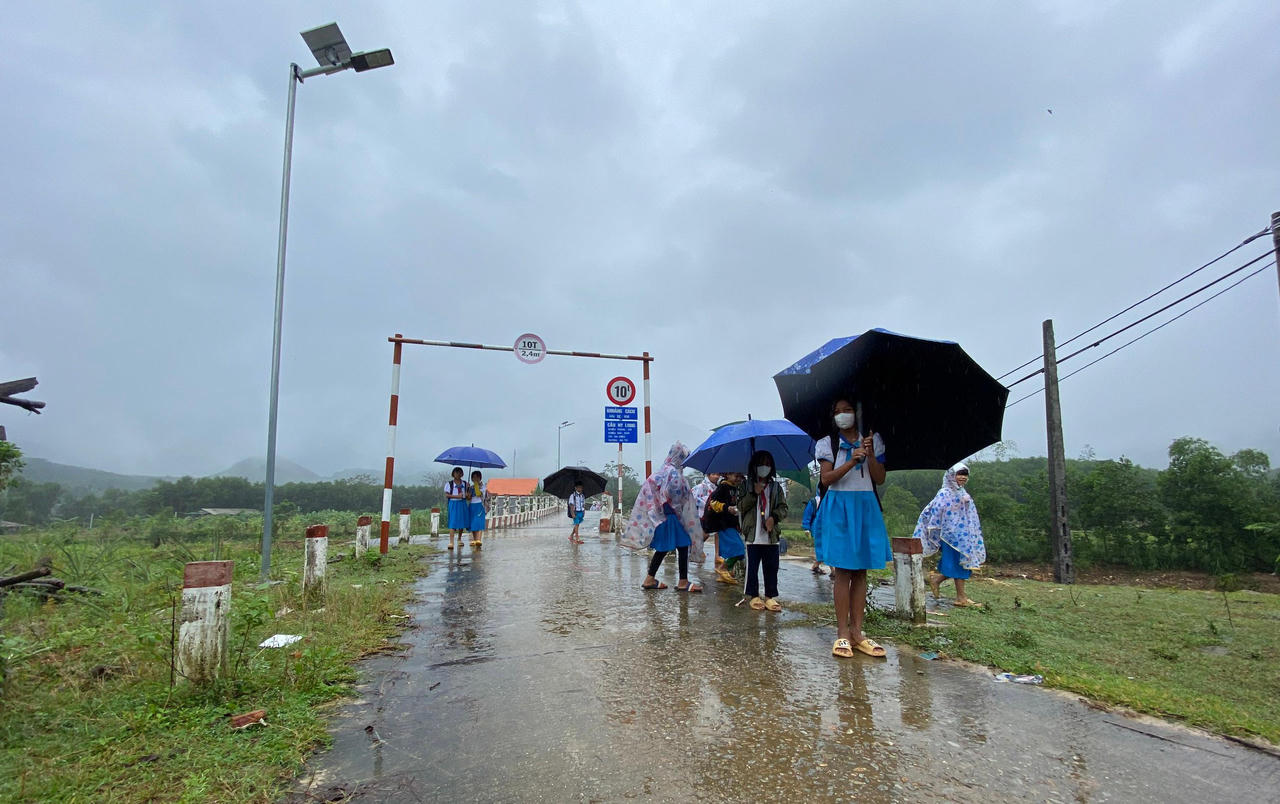 Nhiều nơi ở huyện miền núi Ba Tơ, Quảng Ngãi bị thiệt hại, hư hỏng do mưa lũ 