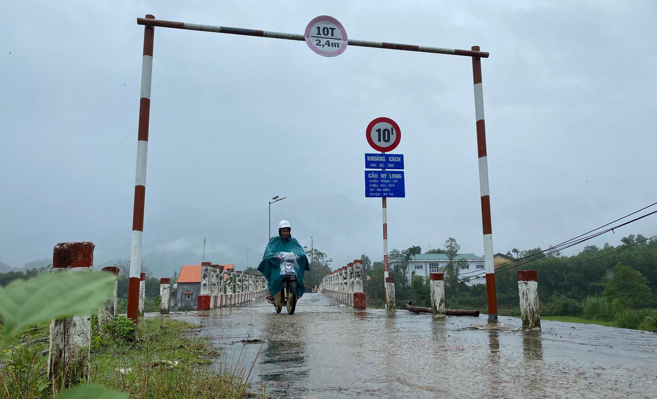 Nhiều nơi ở huyện miền núi Ba Tơ, Quảng Ngãi bị thiệt hại, hư hỏng do mưa lũ 