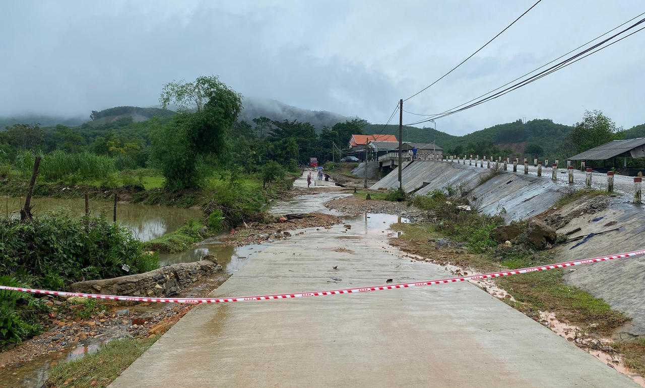 Nhiều nơi ở huyện miền núi Ba Tơ, Quảng Ngãi bị thiệt hại, hư hỏng do mưa lũ 