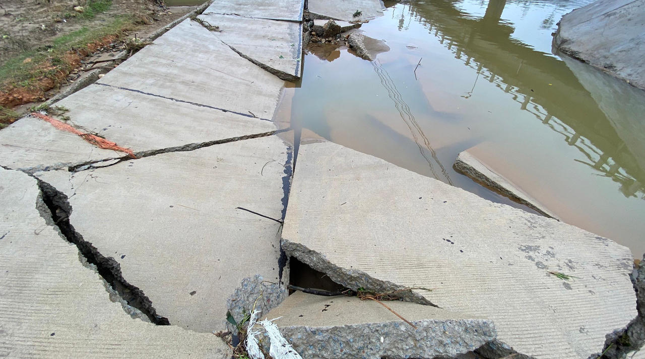 Nhiều nơi ở huyện miền núi Ba Tơ, Quảng Ngãi bị thiệt hại, hư hỏng do mưa lũ 