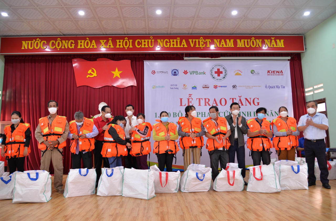 Nguyên Chủ tịch nước Trương Tấn Sang tặng hơn 1.600 áo phao cứu sinh cho ngư dân Quảng Ngãi