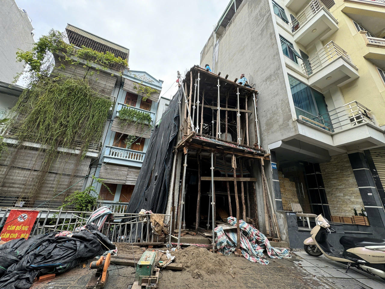 Ba Đình – Hà Nội: Loạt công trình có dấu hiệu vi phạm TTXD, trách nhiệm thuộc về ai?