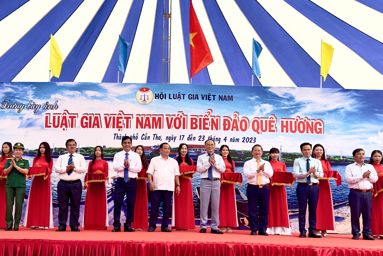 Cần Thơ: Khai mạc triển lãm ảnh “Luật gia Việt Nam với biển đảo quê hương”