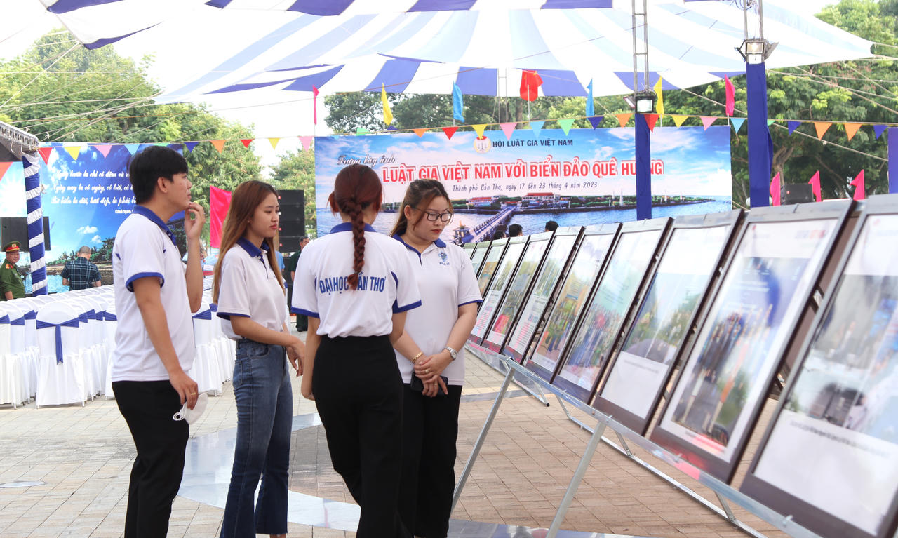 Cần Thơ: Khai mạc triển lãm ảnh “Luật gia Việt Nam với biển đảo quê hương”