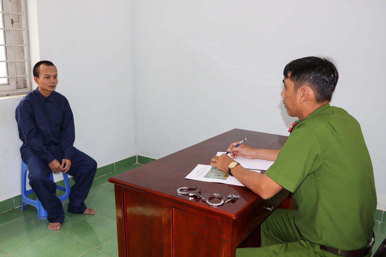 Bị chiếu đèn vào mặt đối tượng đâm người khác nguy kịch