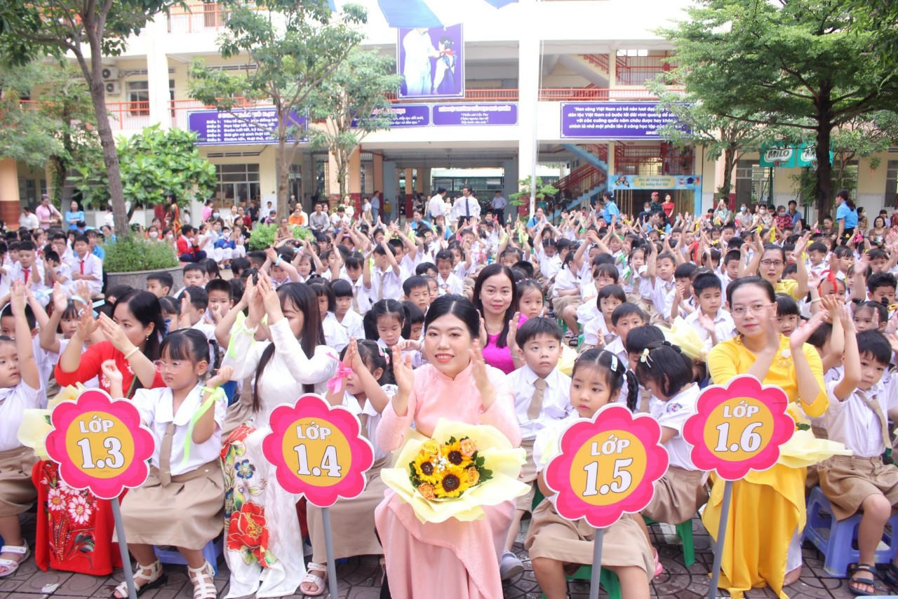 Tưng bừng khai giảng năm học mới trên mọi miền đất nước