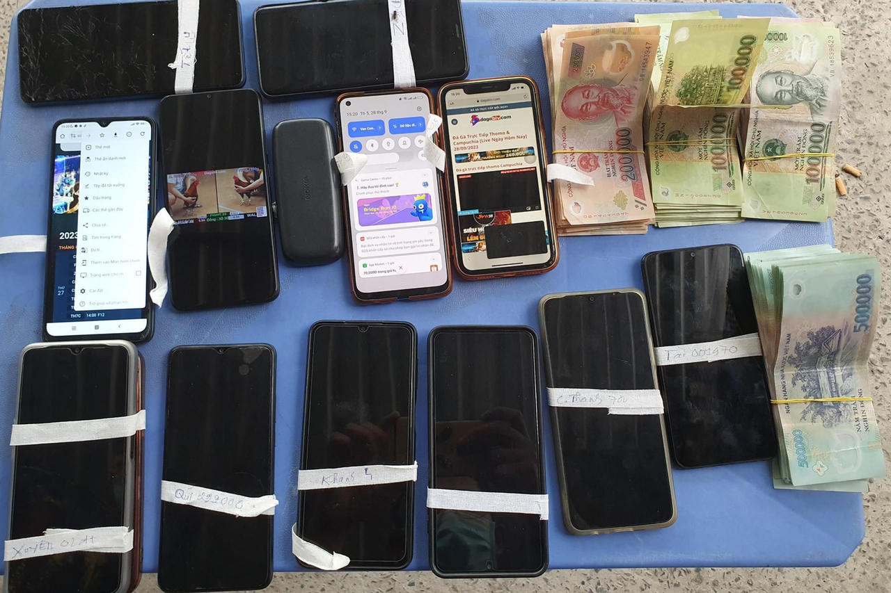 Bắt quả tang 24 người tụ tập đá gà qua mạng tại Vĩnh Long