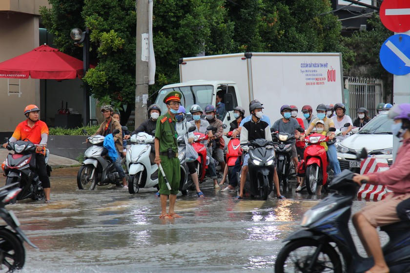 Triều cường dâng cao khiến nhiều tuyến đường tại Cần Thơ ngập sâu