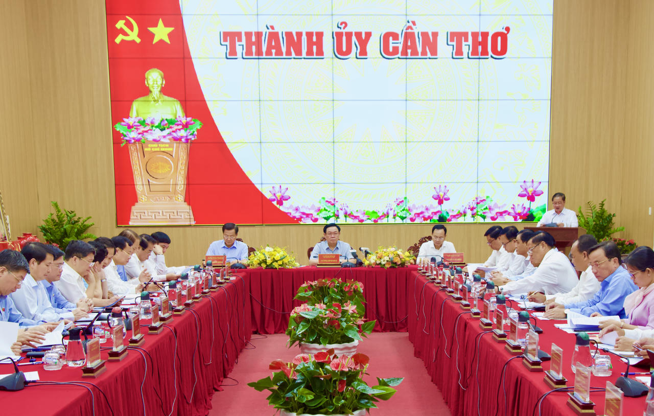 Chủ tịch Quốc hội Vương Đình Huệ làm việc tại Cần Thơ