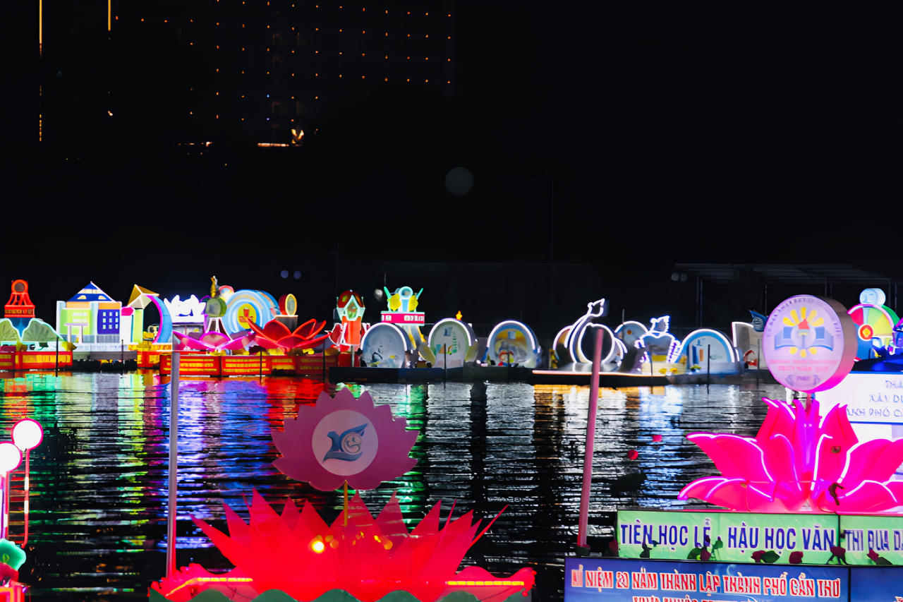 Cần Thơ: Lung linh đêm hội hoa đăng Ninh Kiều