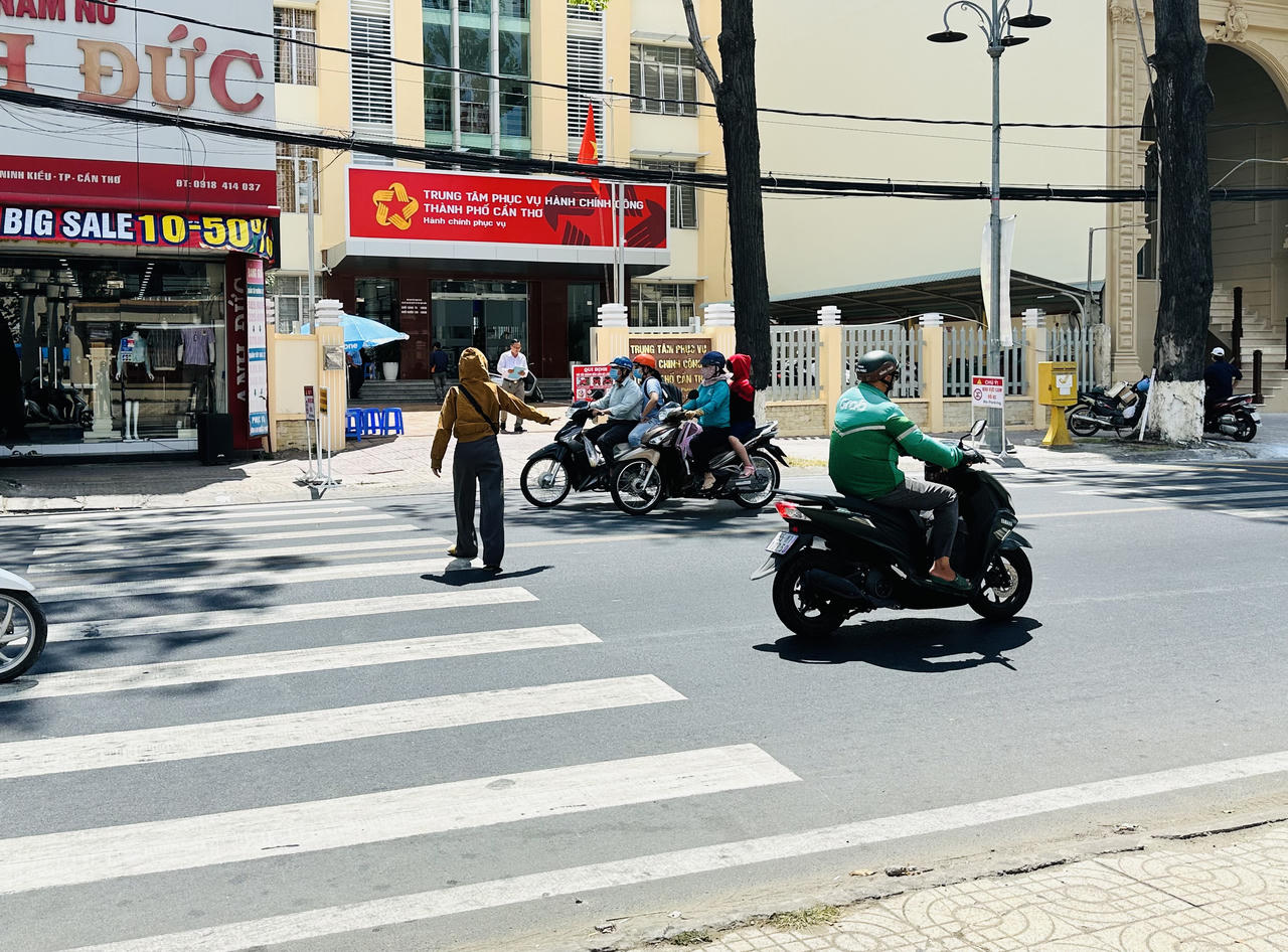 Khắc phục nguy cơ mất an toàn giao thông trước cổng Trung tâm hành chính công TP Cần Thơ