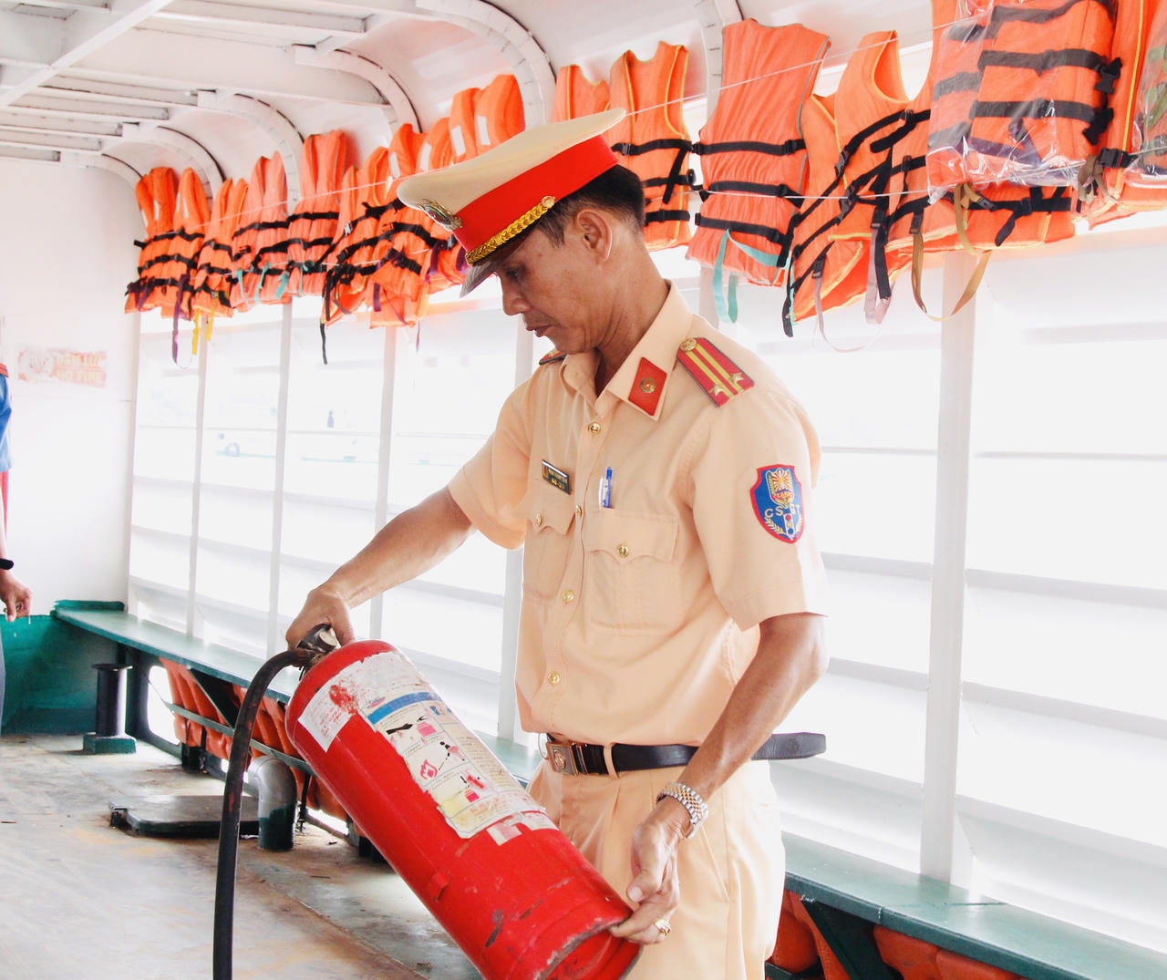 Kiểm tra việc chấp hành quy định giao thông đường thuỷ trên địa bàn TP Cần Thơ