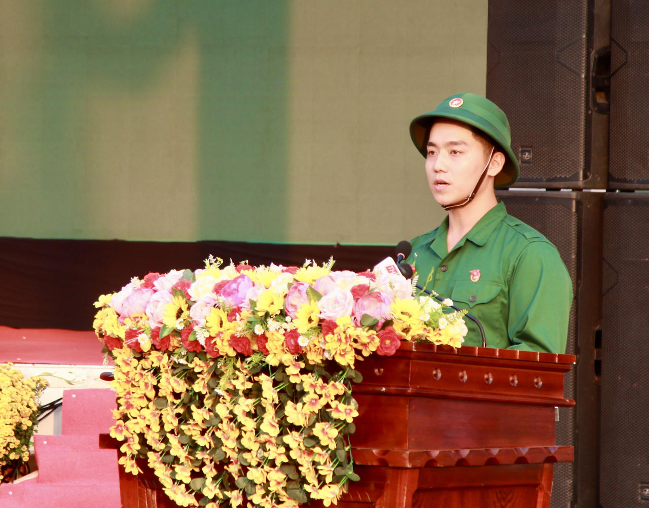 Thanh niên ưu tú toàn quốc phấn khởi lên đường nhập ngũ