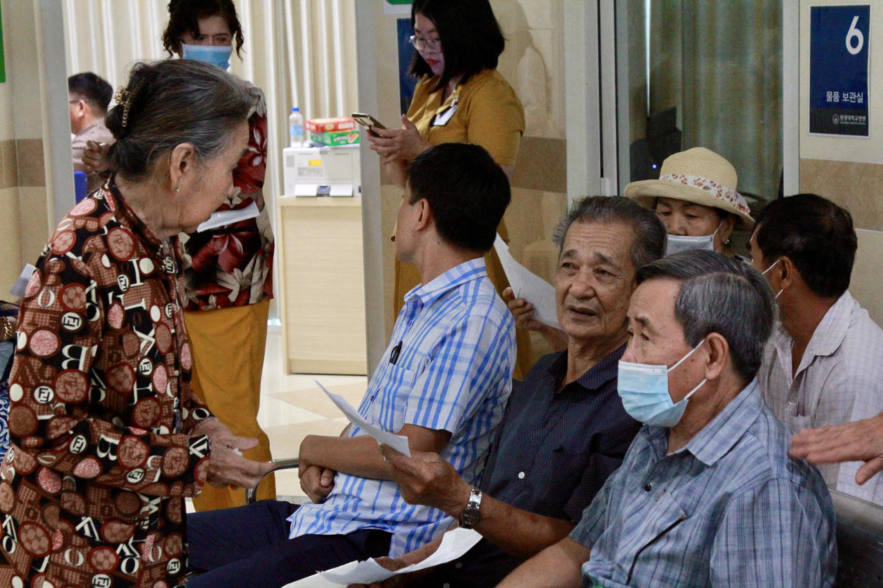 Người dân được khám, chữa bệnh miễn phí tại Bệnh viện Đại học Nam Cần Thơ