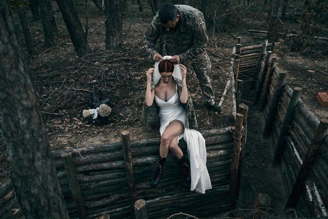 Nữ xạ thủ bắn tỉa Ukraine tổ chức cưới ngay tại tiền tuyến