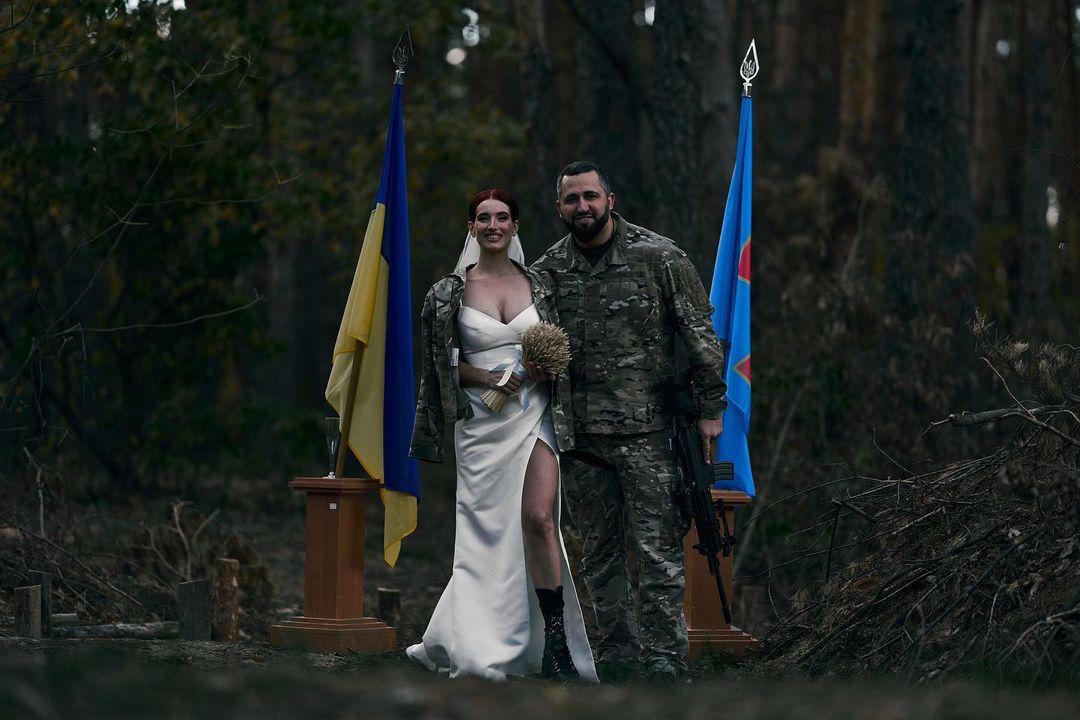 Nữ xạ thủ bắn tỉa Ukraine tổ chức cưới ngay tại tiền tuyến