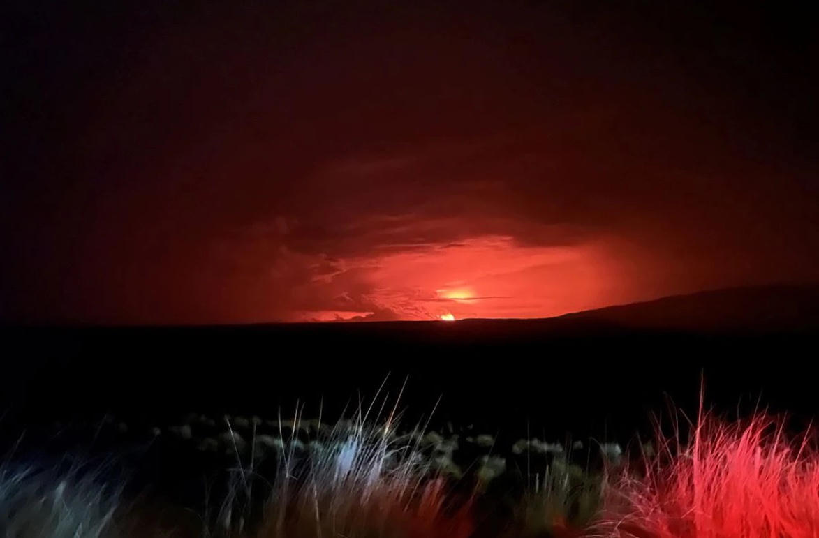 Hình ảnh núi lửa lớn nhất thế giới phun trào sau gần 40 năm