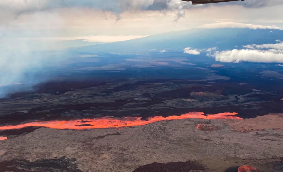 Hình ảnh núi lửa lớn nhất thế giới phun trào sau gần 40 năm