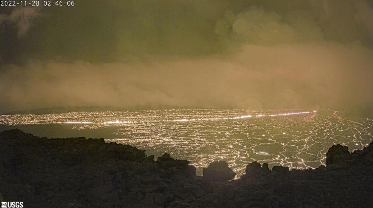 Hình ảnh núi lửa lớn nhất thế giới phun trào sau gần 40 năm