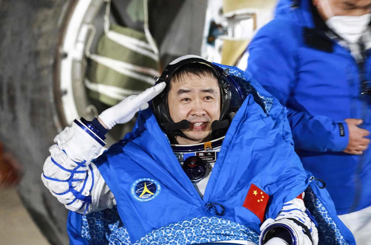 Các phi hành gia Trung Quốc về Trái đất 