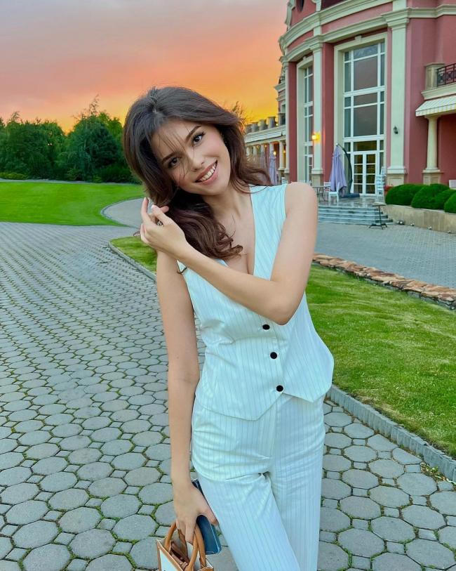 Tại sao Hoa hậu Hoàn vũ Kazakhstan bị tước vương miện?