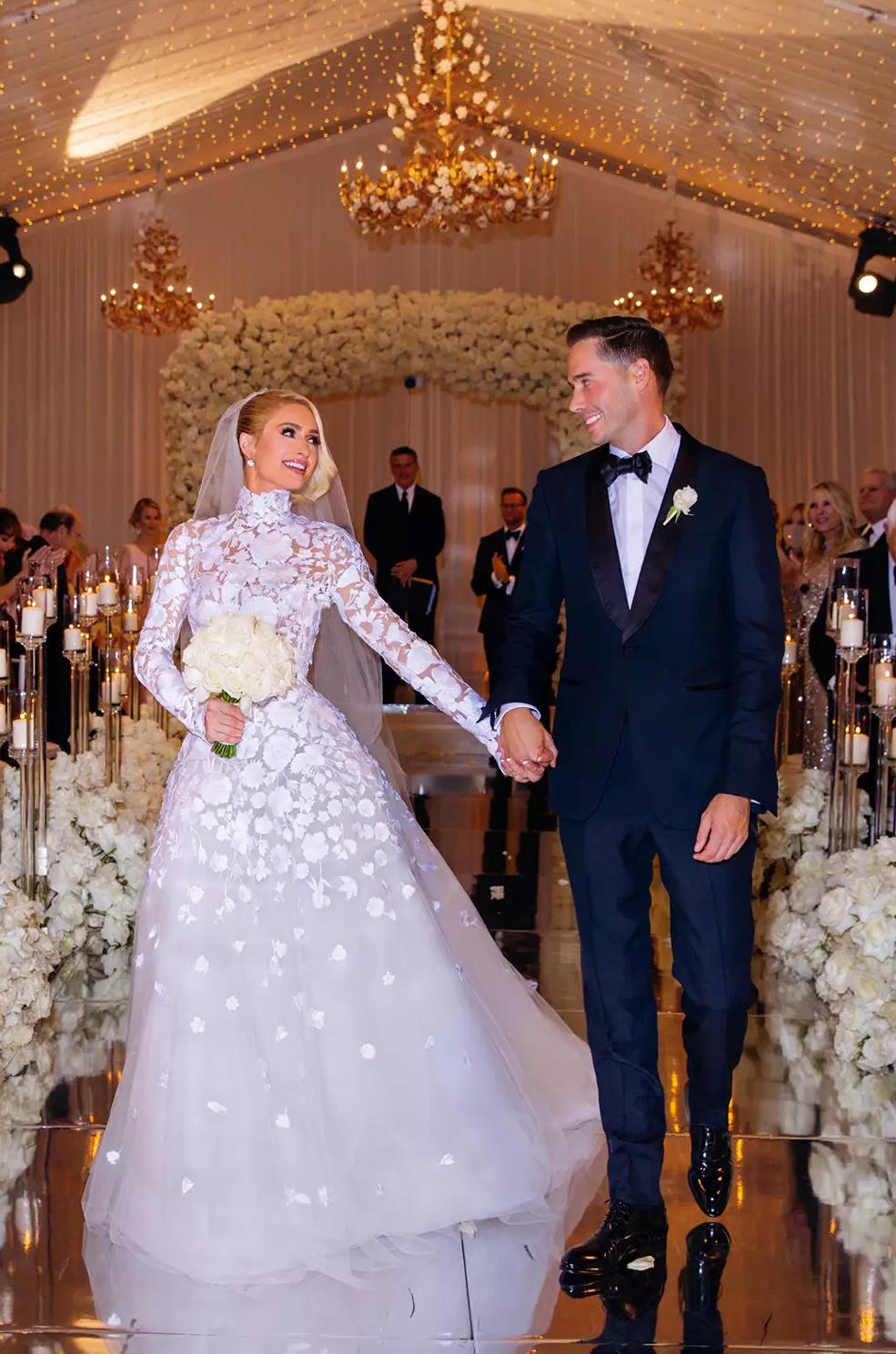 Paris Hilton chào đón con trai đầu lòng