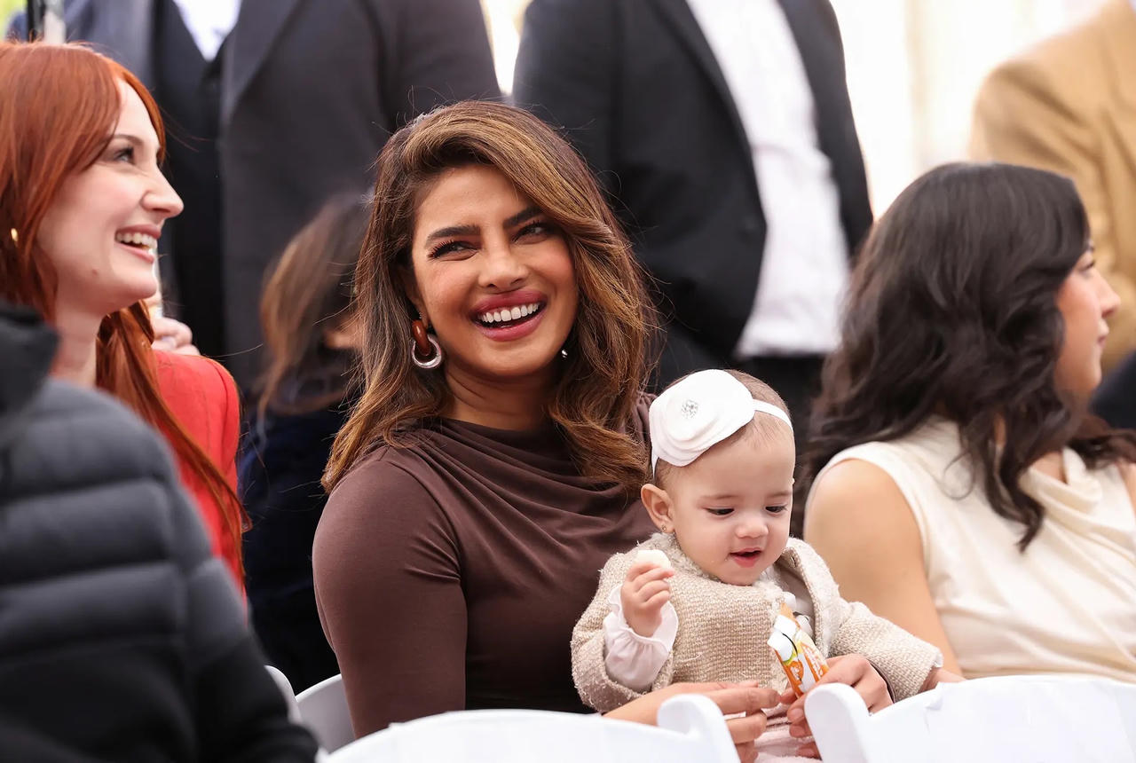 Con gái Hoa hậu Thế giới Priyanka Chopra lần đầu xuất hiện trước công chúng
