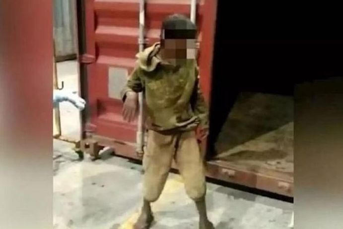 Chơi trốn tìm vào thùng container, cậu bé Bangladesh bị đưa đến Malaysia