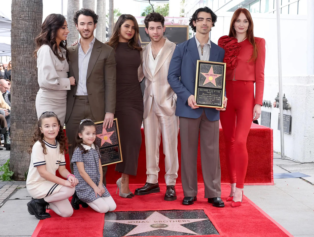 Con gái Hoa hậu Thế giới Priyanka Chopra lần đầu xuất hiện trước công chúng