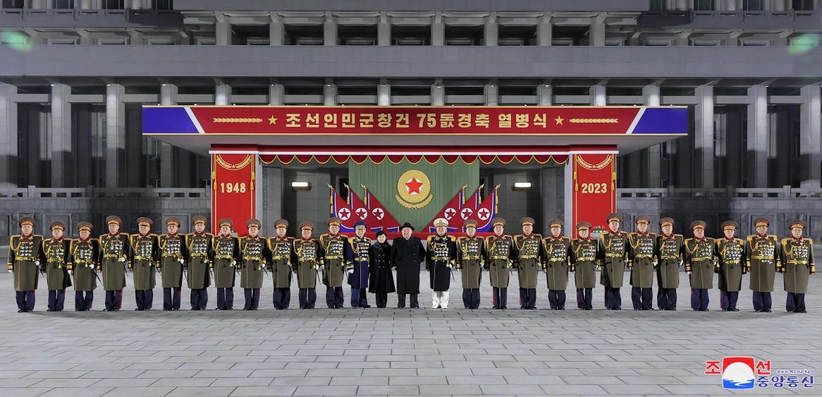 Hình ảnh Triều Tiên trình diễn Hwasong-17 trong cuộc duyệt binh ban đêm