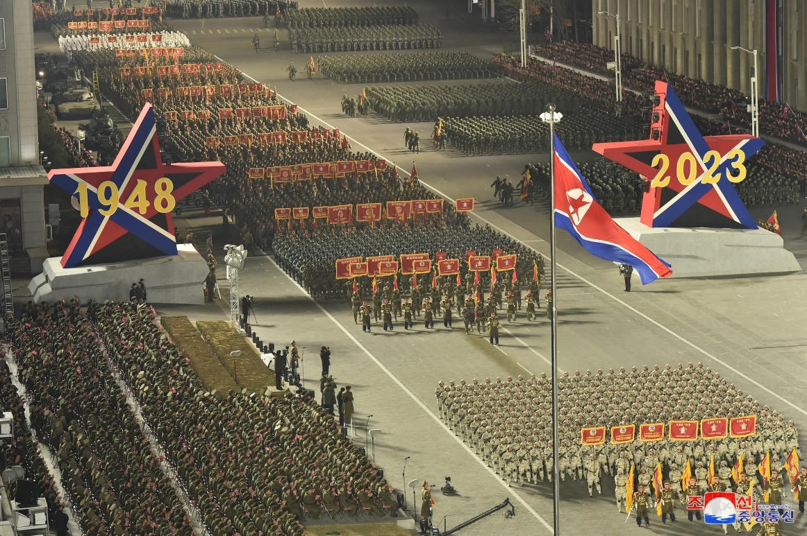 Hình ảnh Triều Tiên trình diễn Hwasong-17 trong cuộc duyệt binh ban đêm