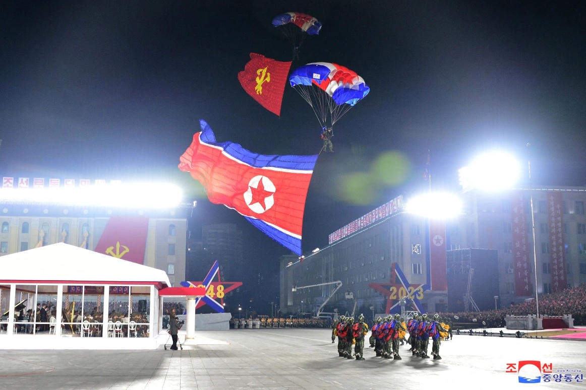 Hình ảnh Triều Tiên trình diễn Hwasong-17 trong cuộc duyệt binh ban đêm