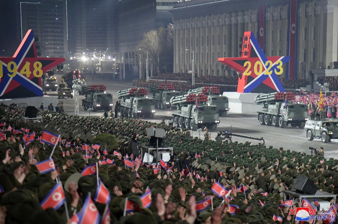 Hình ảnh Triều Tiên trình diễn Hwasong-17 trong cuộc duyệt binh ban đêm